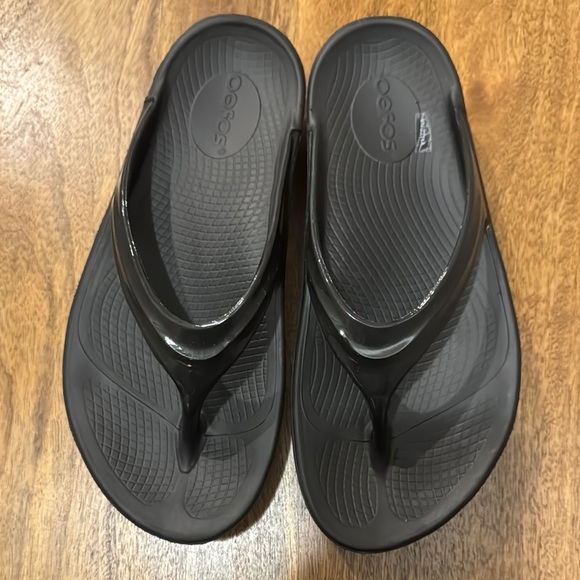 OOFOS Shoes - OOFOS Glossy Strap Black Sandals size 8